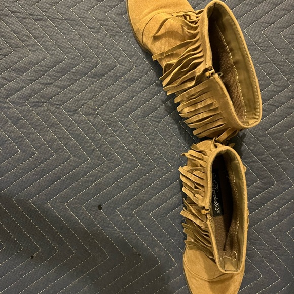 Tan Booties with Fringe
PREOWNED/USED
Breckelles - Picture 2 of 5